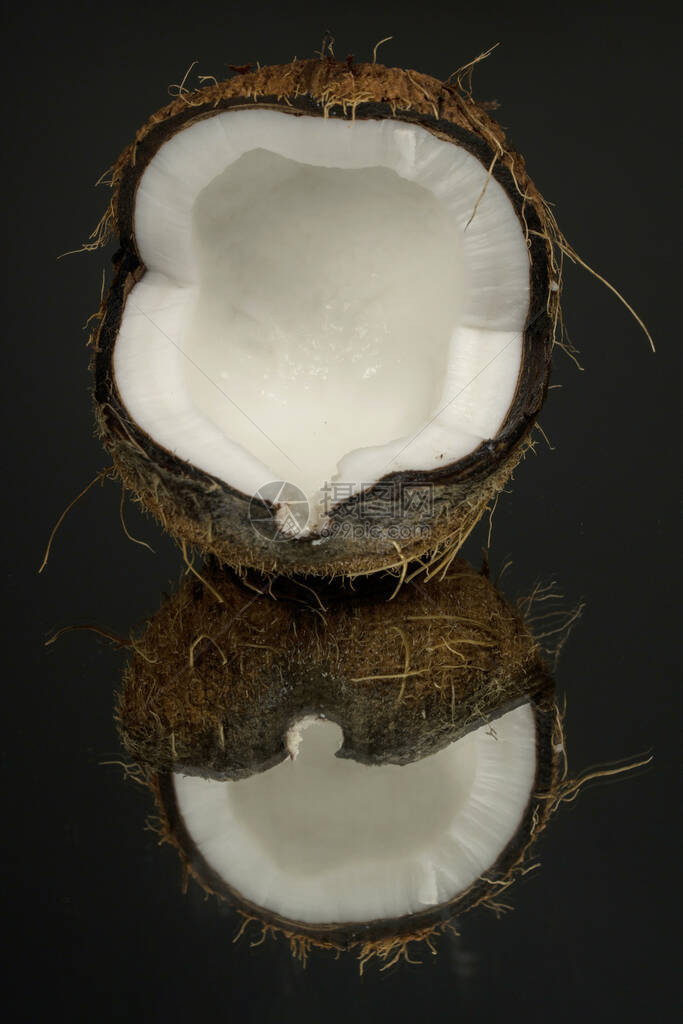黑色背景上的椰子深色镜面背景图片