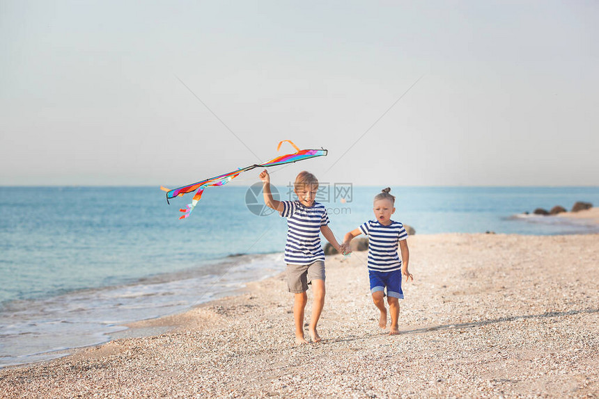 孩子们在海边的沙滩上放风筝图片