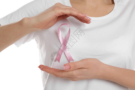 白色背景粉红丝带的女人特写关注乳腺癌图片
