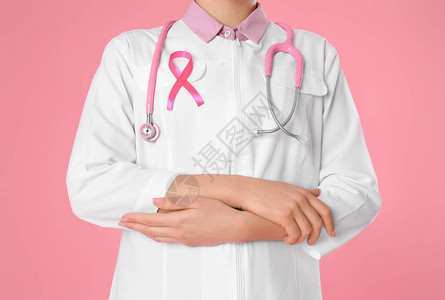 有粉色丝带和听诊器的医生有关彩图片