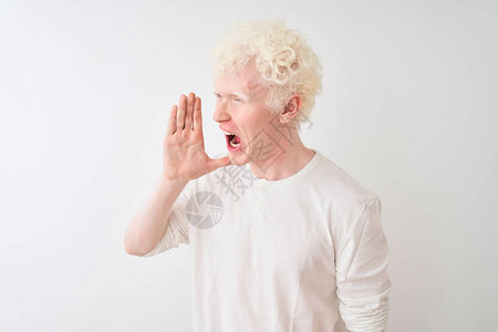 年轻的白化金发男子穿着休闲T恤站在孤立的白色背景上大喊叫图片