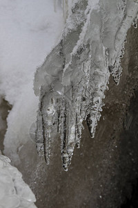 冬季有冰的瀑布图片
