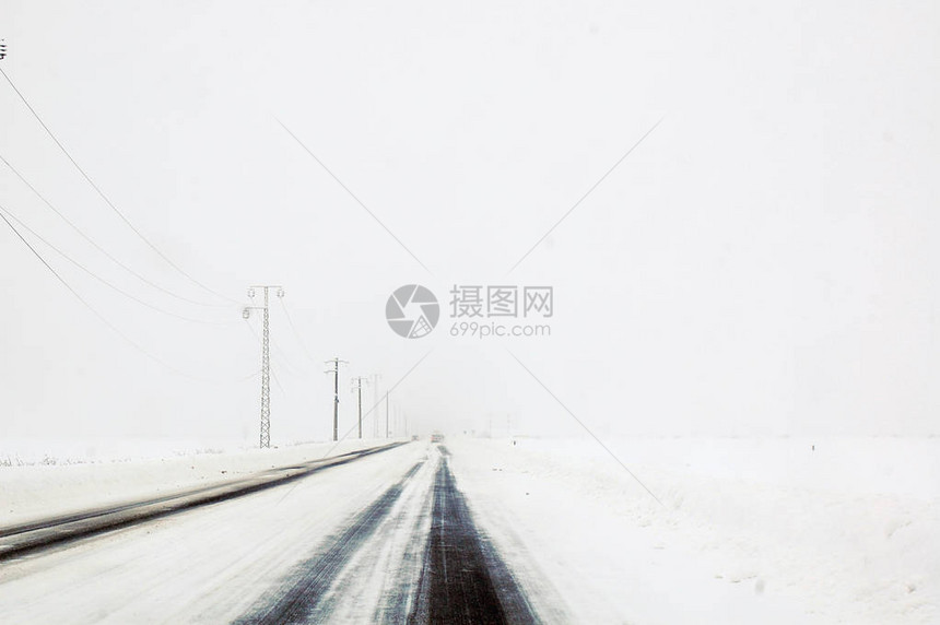 高速公路上的冬天图片