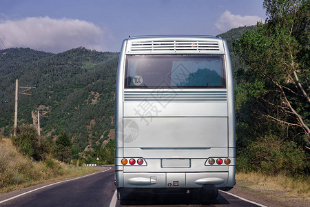 巴士车尾在自然背景上的白色巴士后面文本背景图片