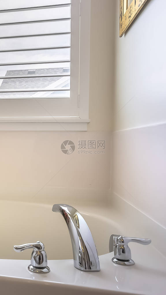 垂直框架带浴缸的家庭浴室图片
