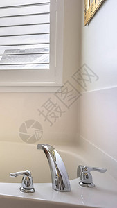 垂直框架带浴缸的家庭浴室图片