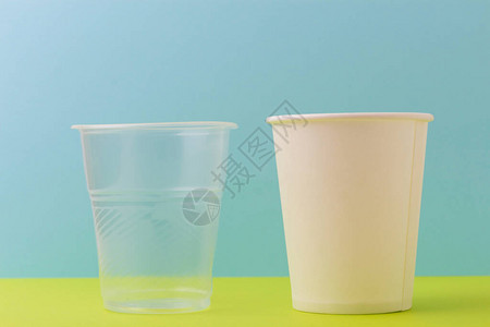 透明塑料杯和环保纸一次杯子图片