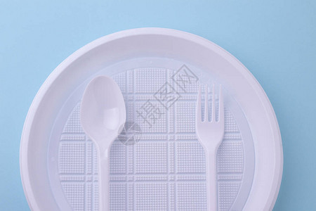 蓝色背景的可用塑料餐具图片