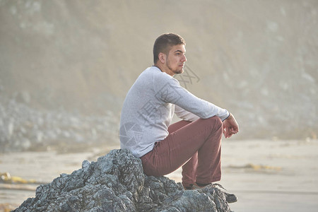 秋天海滩孤单男子美国太平洋海岸风景图片