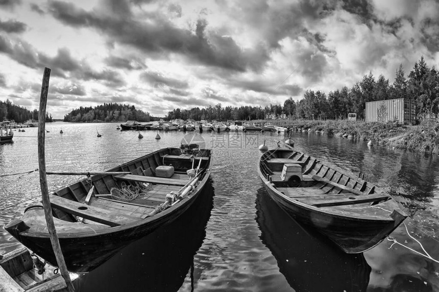 两艘旧木渔船在芬兰卡拉约基港等待渔民这些传统的渔船实际上是图片