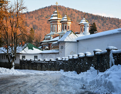 罗马尼亚冬季下雪的东图片