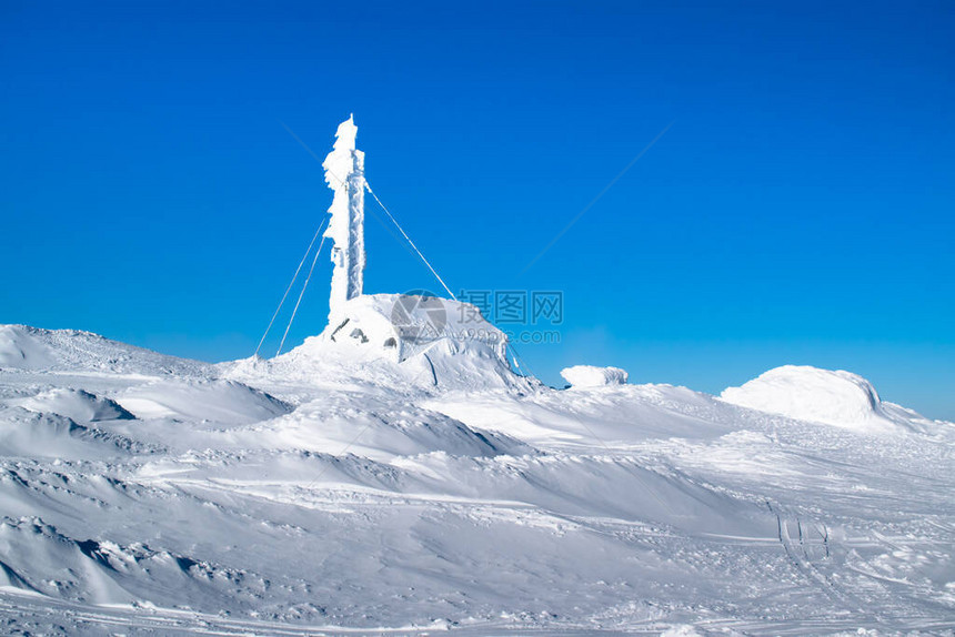 在瑞斯库坦白雪皑的顶部图片