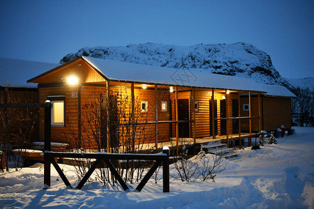 寒冬的村庄风景在北极图片