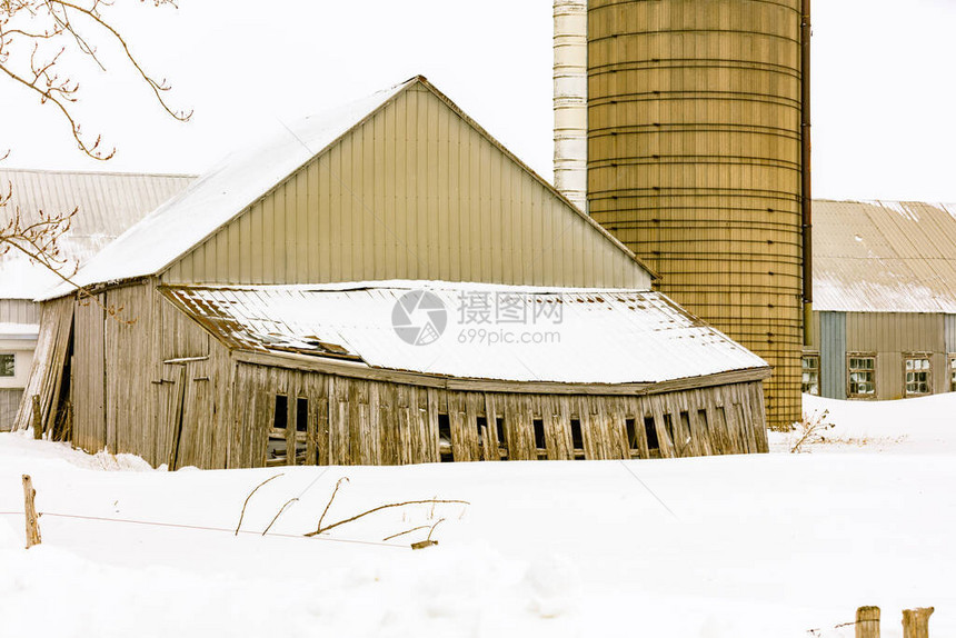 大自然中被雪覆盖的房子的风景照图片