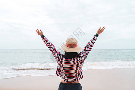 妇女带着夏日海滩自由环游世界各地图片