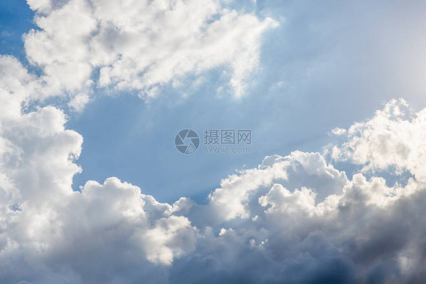 白云的阳光天空图片