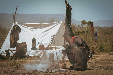 牛仔在营地放火烧水背景图片