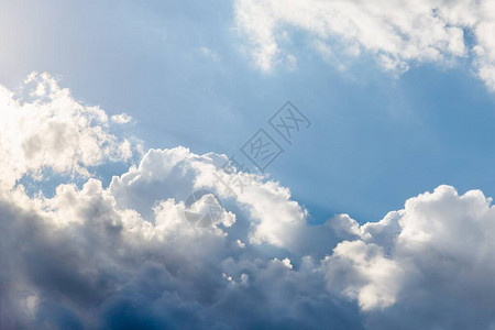 白云的阳光天空图片