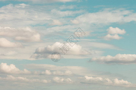在淡蓝色柔和的天空上形成柔和的白云图片