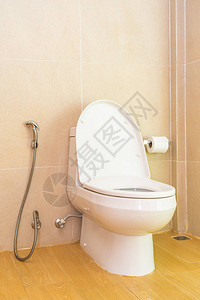 浴室内部的白色马桶和座椅装饰图片
