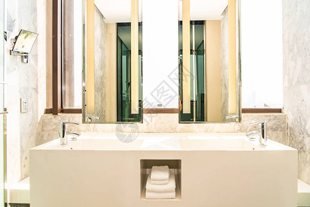 浴室和卫生间的水龙头水和槽装饰内部图片