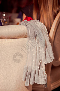 白色珠子穿着白色灰女衣物穿过蜜蜂椅背部温暖的音图片