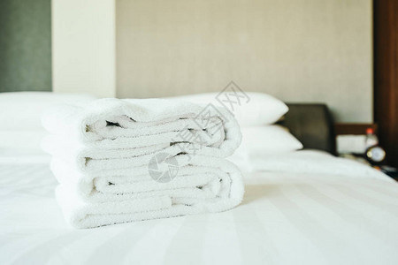 床上白毛巾上的白毛巾图片