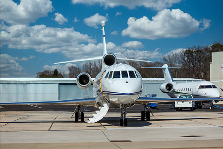 两架豪华私人飞机在一个地区机场的停机图片