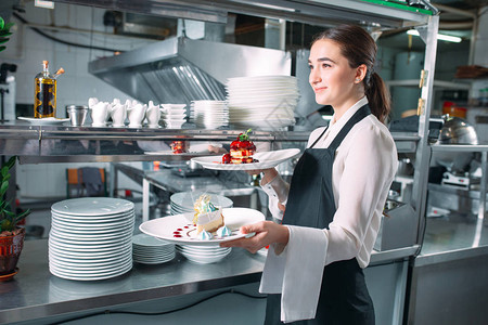 服务员在餐厅值班服务员端菜背景图片
