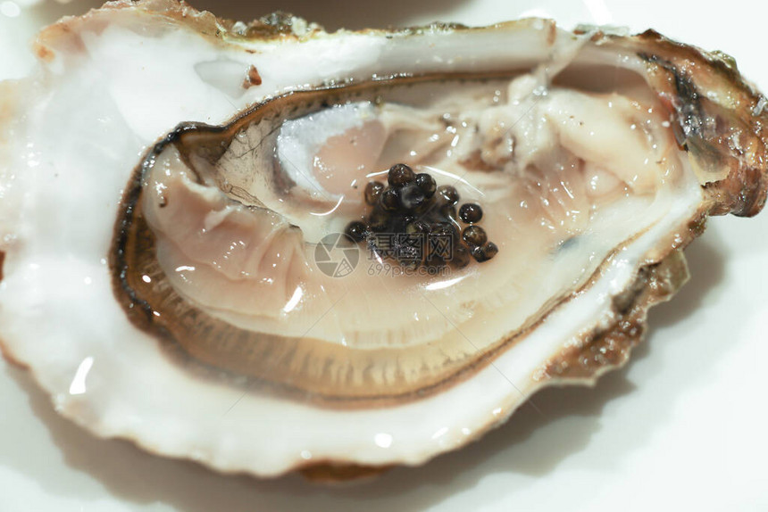 美食美味的黑鲟鱼子酱配牡蛎白盘图片