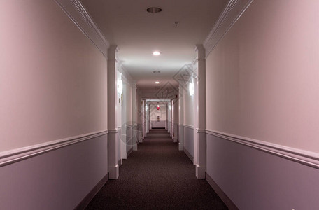 现代公寓大楼走廊的横向内部视图图片