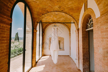 豪华婚纱挂在室内意大利苏卡尼别墅中悬挂的豪华婚纱在意图片
