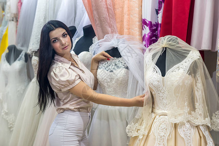 在婚礼沙龙展示新娘礼服的卖家图片