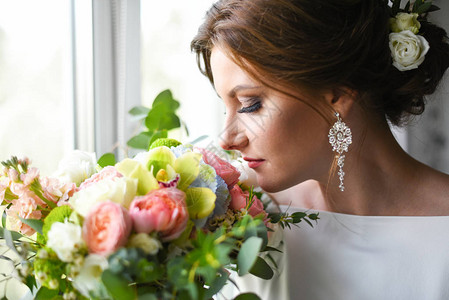 新娘拿着花束在窗边等新郎图片