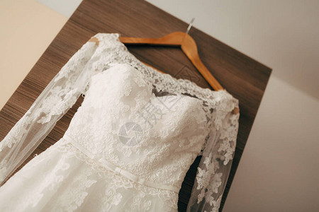 伴娘礼服搭配白色细腰带和木质纹理的蕾丝图片
