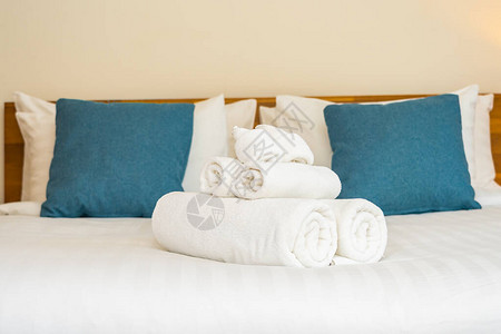 床铺的白色干净浴巾图片