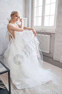 新娘穿着轻薄的夏季婚纱图片