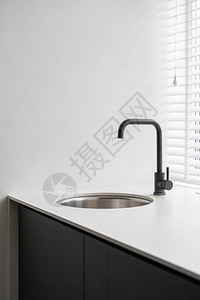 配有新的室内设计水槽和水龙头的现代厨房单元垂直照片图片