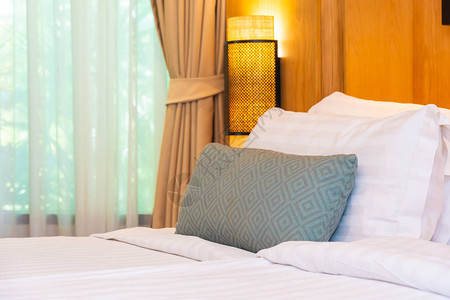 卧室内部床上装饰的美丽奢华舒适的白色枕头毯图片
