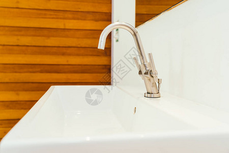 浴室内的浮水或龙头和白色水槽图片