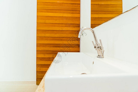 浴室内的浮水或龙头和白色水槽图片