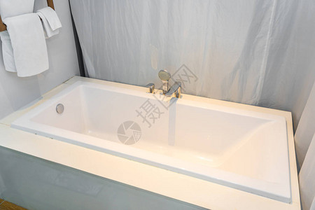 浴室白色豪华浴缸装饰内图片