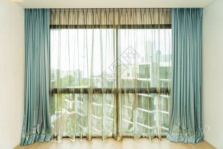 房间美丽的窗户和窗帘装饰内部图片