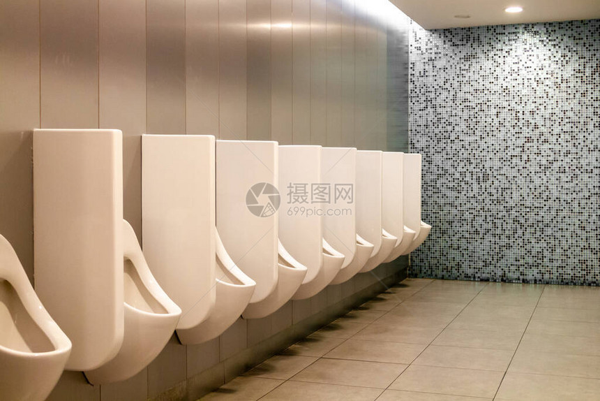 现代男子公共厕所白色瓷砖清洁卫生小便公用男图片