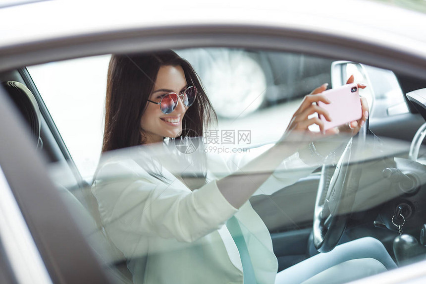 有魅力的年轻女人驾驶一辆车汽车里的花式女人富有的成年女在车里图片
