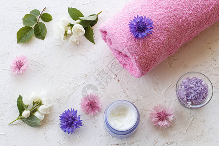 海盐皮肤霜毛巾茉莉花和朵的罐头图片