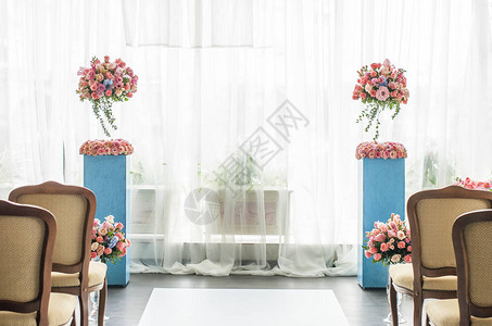美丽的婚礼设计装饰元素与拱门花图片