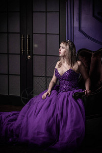 神奇的夜晚金发女人穿紫色图片