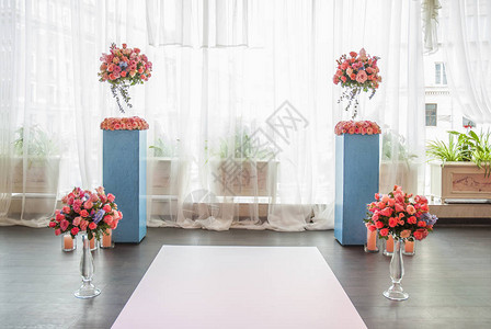 美丽的婚礼设计装饰元素与拱门花图片