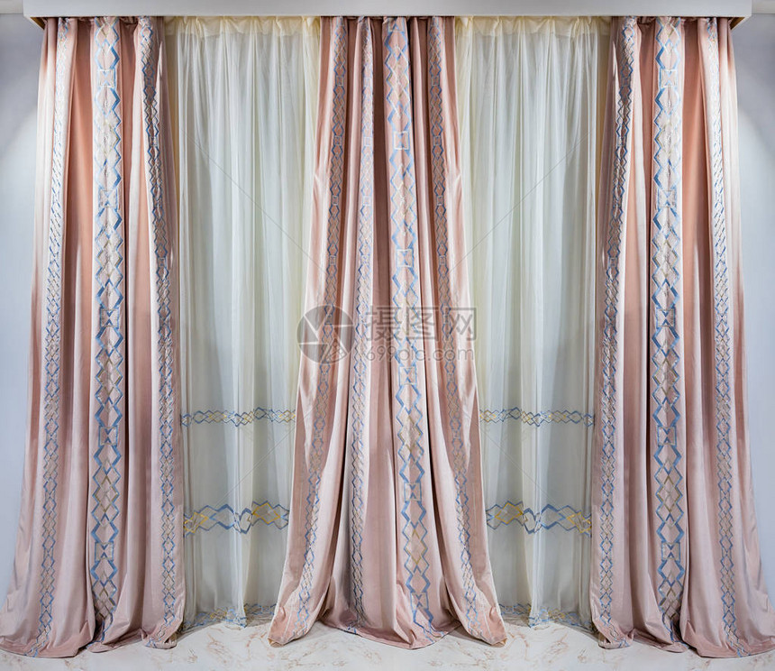 以软粉色颜的现代室内设计直天鹅绒窗帘和带有几何图案的半图片